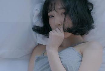 水波荡漾：Kang Inkyung泳池写真集资源的迷人游戏